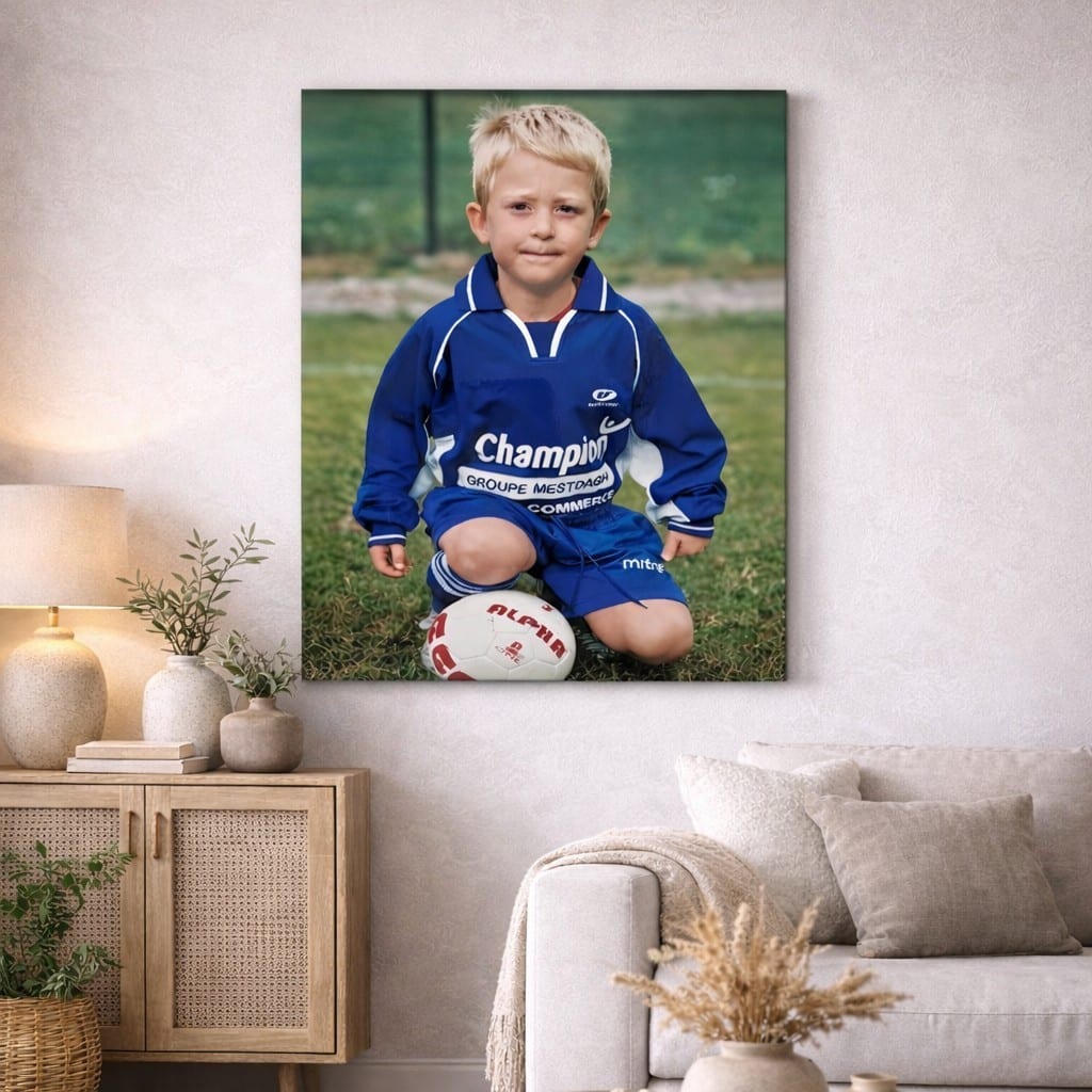 Toile photo : enfant avec ballon de football, accrochée dans un salon